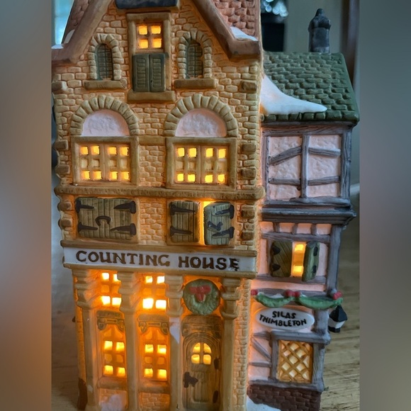 Department 56 lighted Ceramic Counting House - Picture 1 of 8